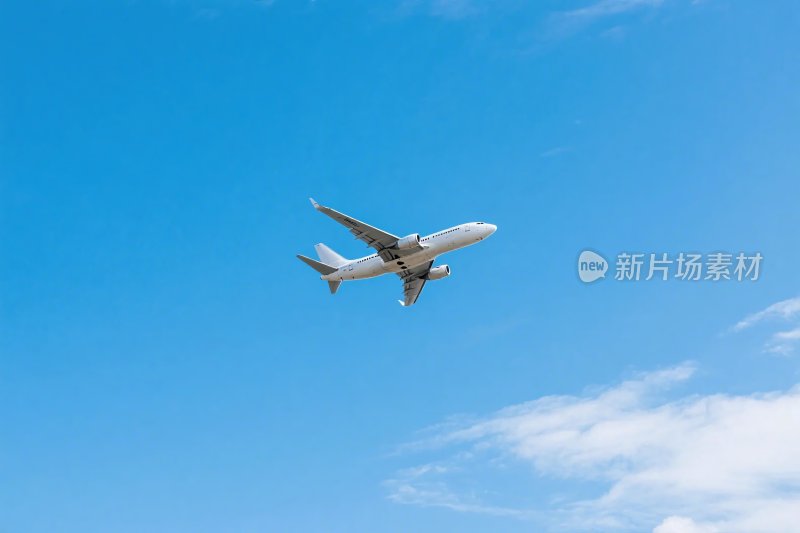 飞机飞行在蓝天