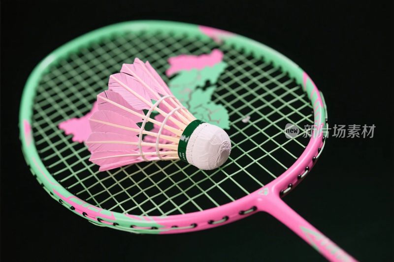 羽毛球拍与羽毛球特写