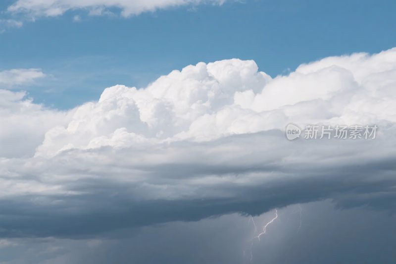 蓝天白云下的闪电景象