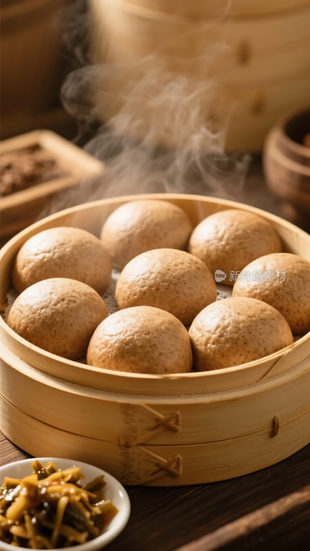蒸笼里的美味包子搭配小菜诱人食欲
