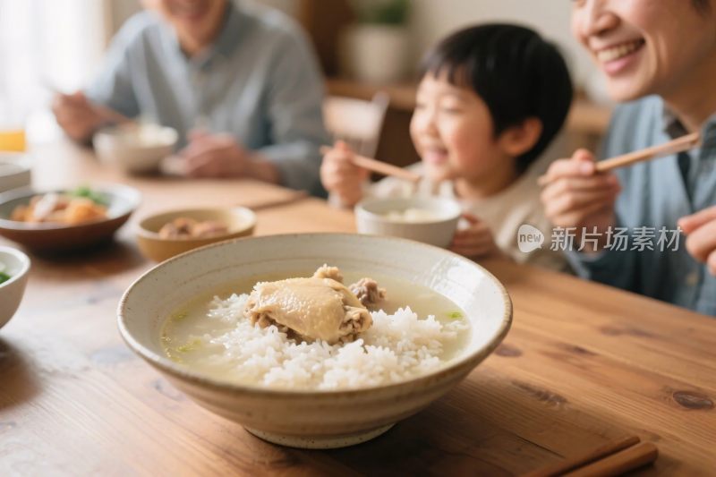 家庭聚餐温馨场景