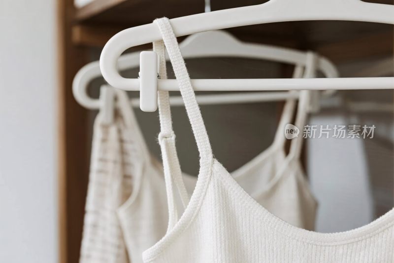 白色衣物与衣架