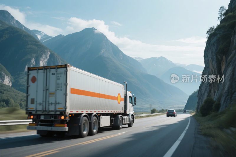 货车行驶在山地公路