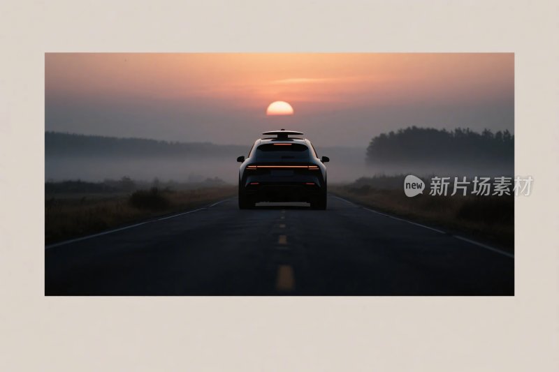 公路上夕阳下行驶的汽车