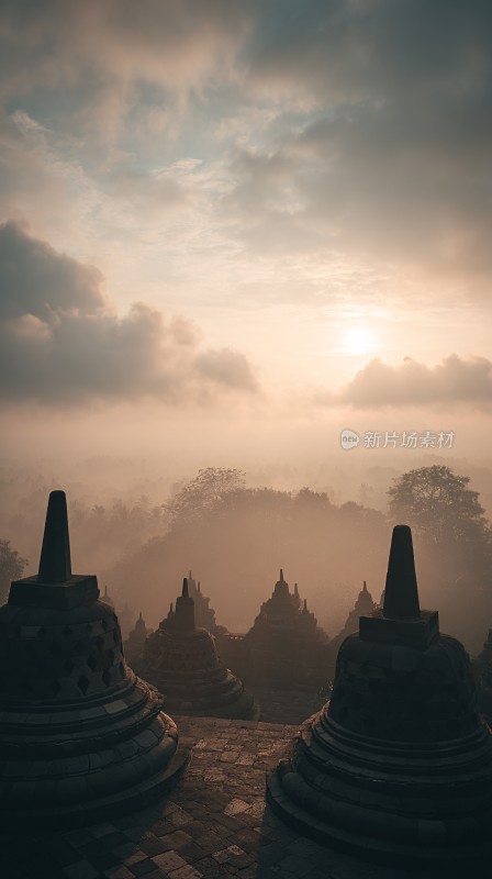 晨曦中的古老佛塔