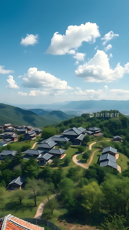 蓝天白云下的绿色小镇