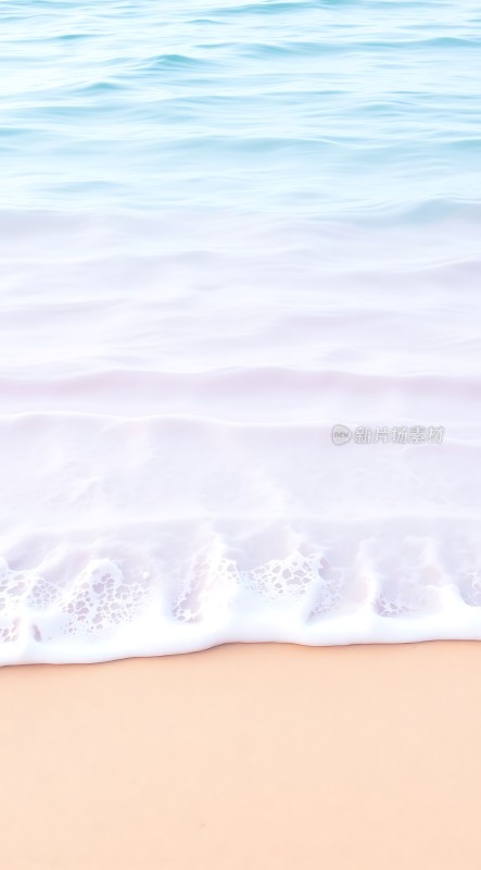 海浪轻拍沙滩