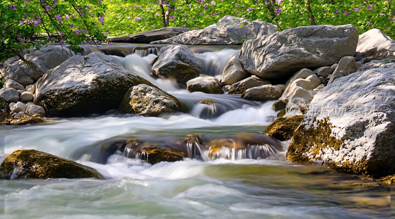 碧波轻抚石上流