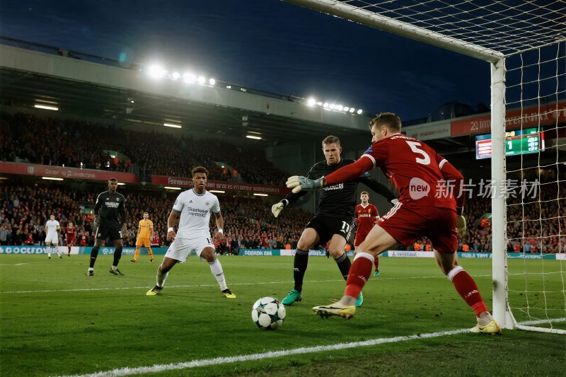 足球比赛争抢瞬间