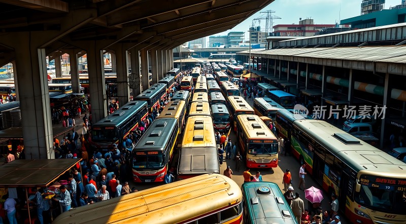 车水马龙人潮涌动公交车站热闹非凡