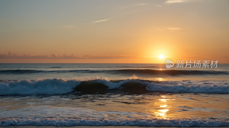 海上的日落海浪拍打着海滩