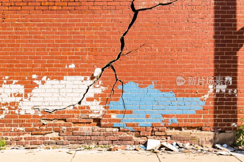 红砖墙裂缝剥落景象