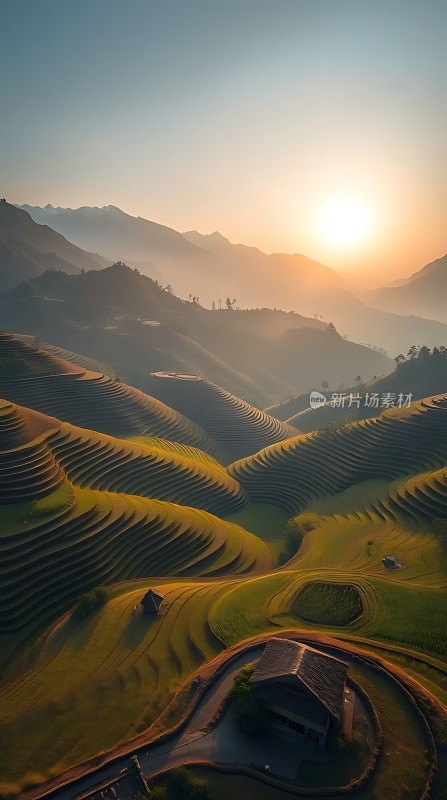 梯田晨曦阳光洒满大地