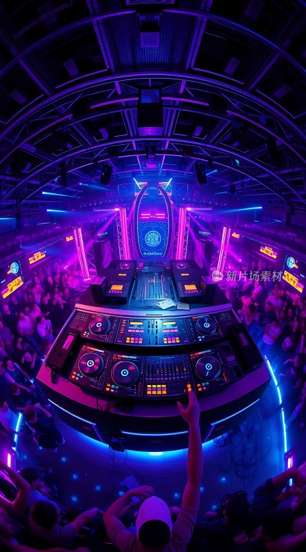 电音派对现场DJ台前观众热情高涨