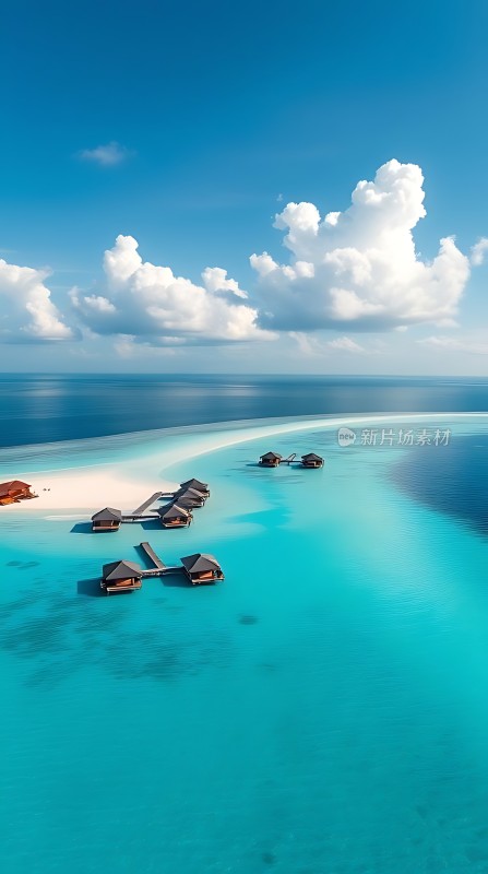 碧海蓝天下的水上木屋度假胜地