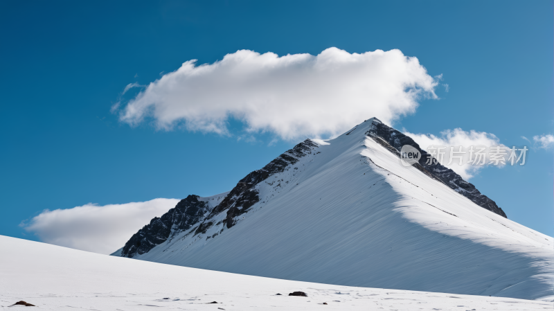 滑雪者们正走上一座天空云雪山