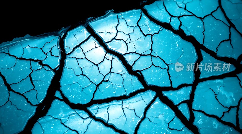 冰封世界裂缝中的光芒