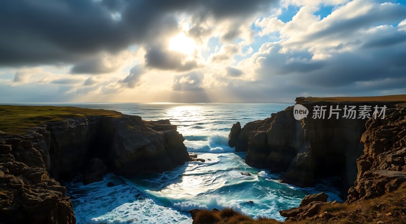 阳光下的海浪与岩石