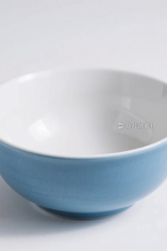 蓝白陶瓷碗特写