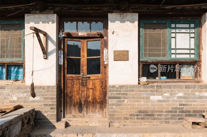 老院子木门与砖墙