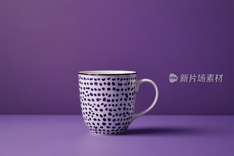 紫色和白色的咖啡杯上面有黑色斑点高清图片