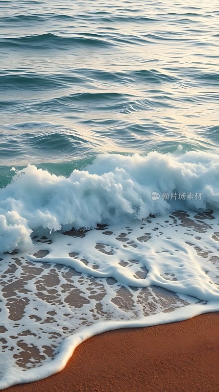 海浪轻拍沙滩