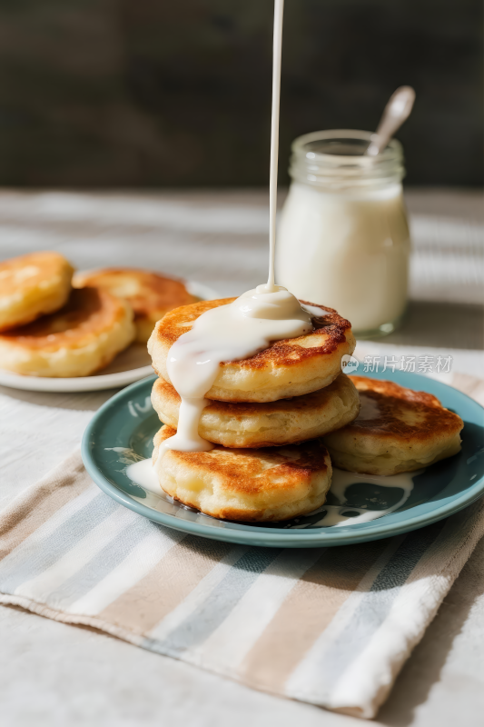 堆叠的松饼与流淌的奶油