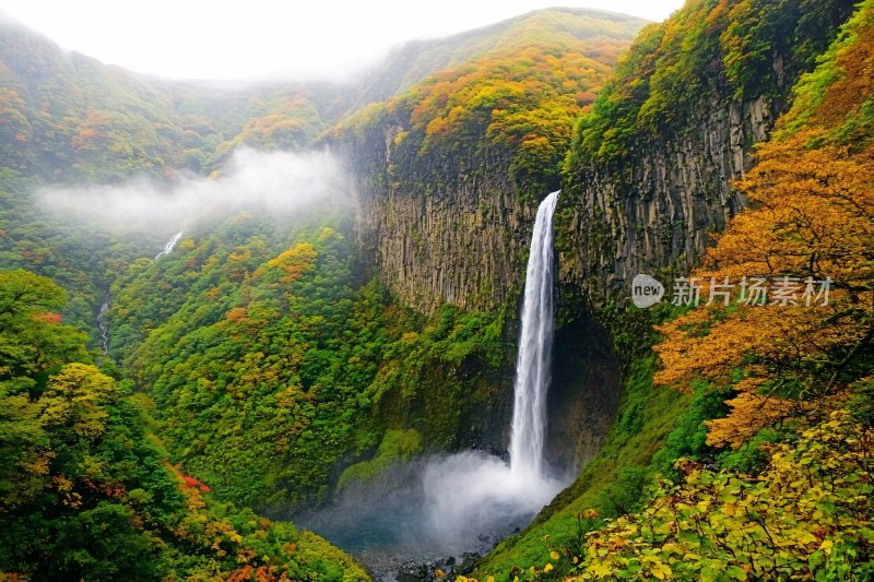 山间瀑布秋日美景