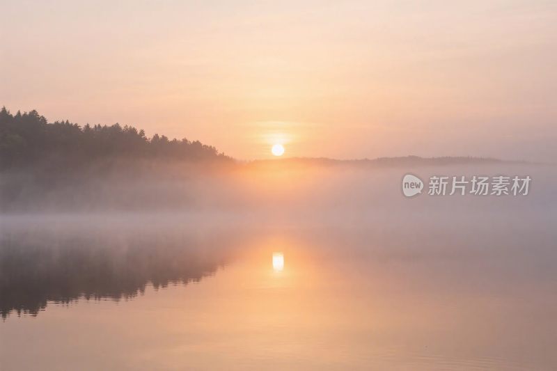 湖泊日出晨雾美景