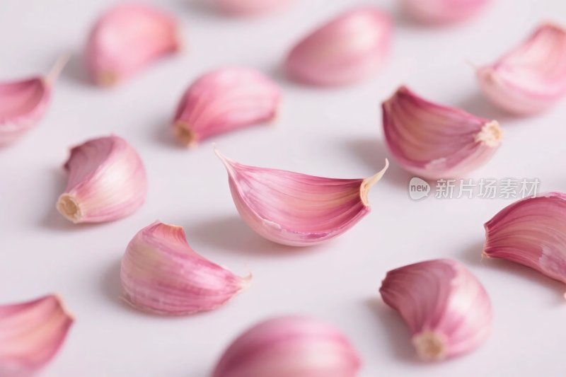 散落的粉色蒜瓣特写