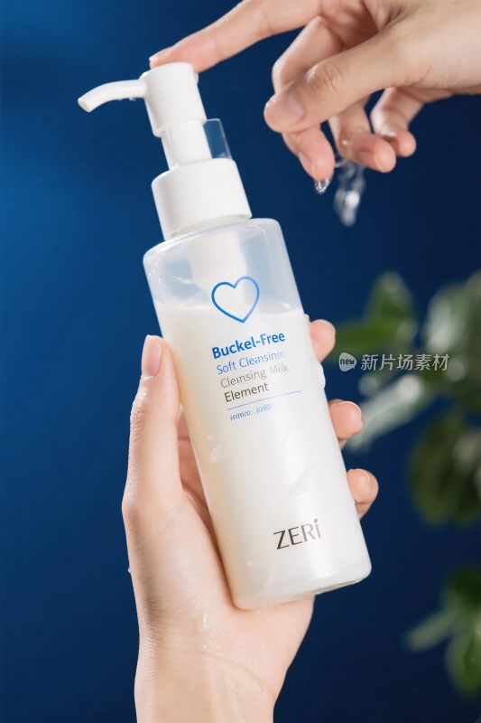 手部展示按压瓶护肤品画面