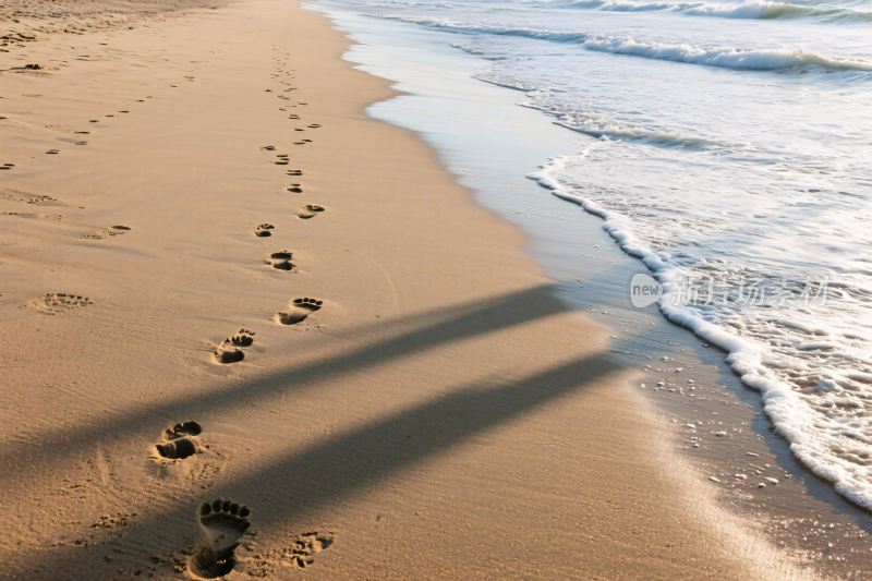 海滩脚印与海浪风景