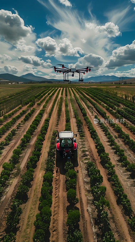 科技助力农业发展无人机与拖拉机协同作业