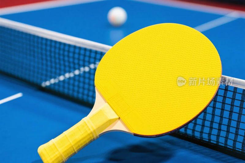乒乓球拍与球网场景