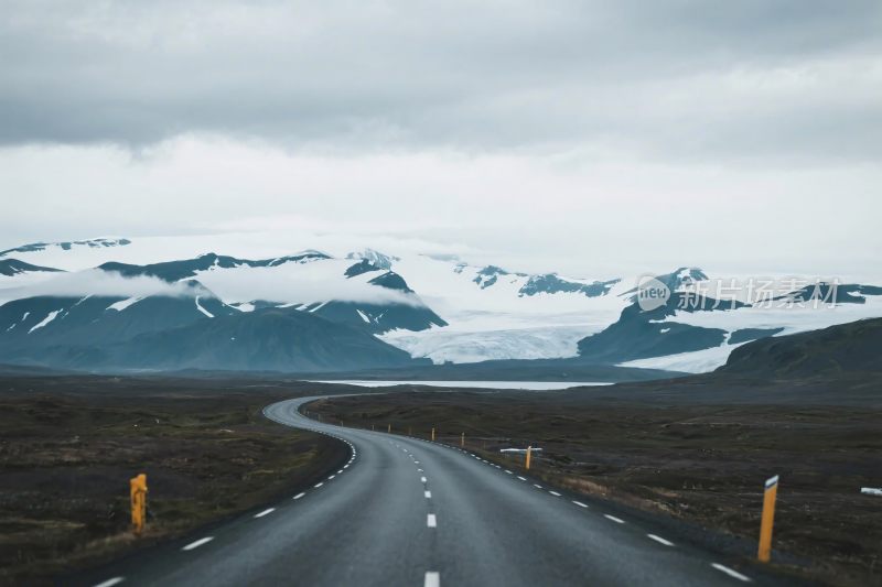 雪山公路风景图