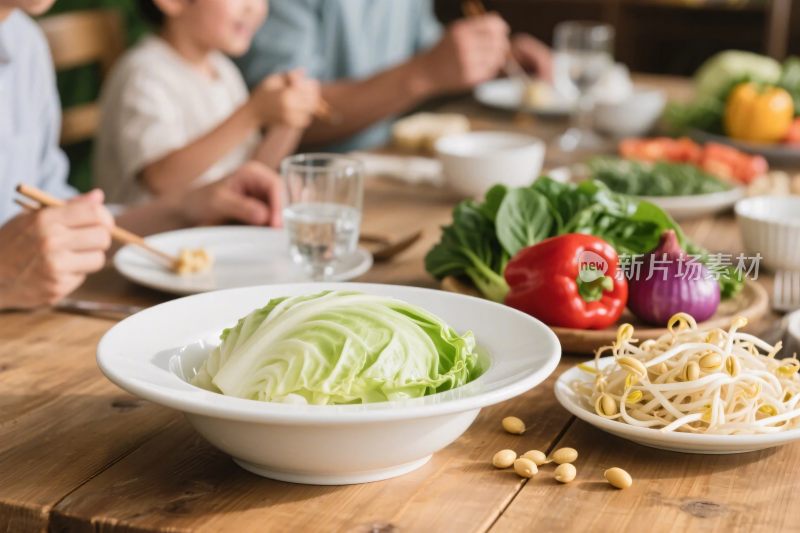 家庭聚餐食物场景