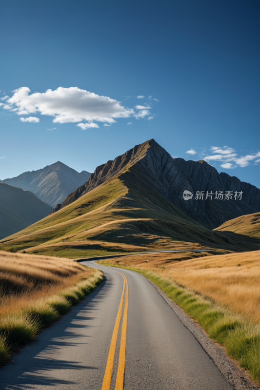 一条漫长的路穿过一片草地高山清风景图片