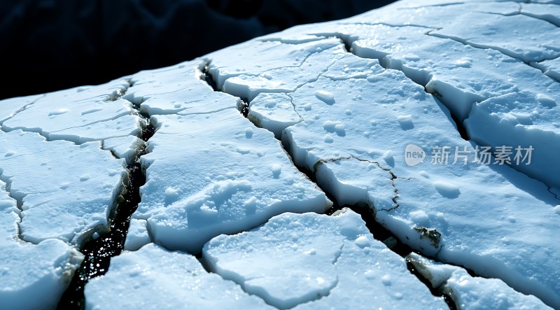 冰封大地裂缝纵横