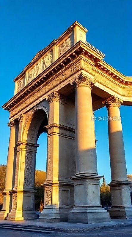 阳光下的宏伟凯旋门