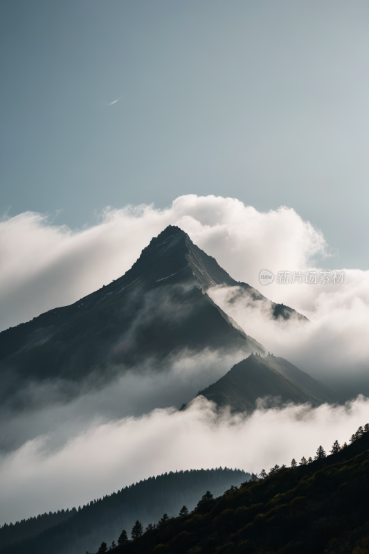 一座云雾缭绕的高山清风景摄影图片