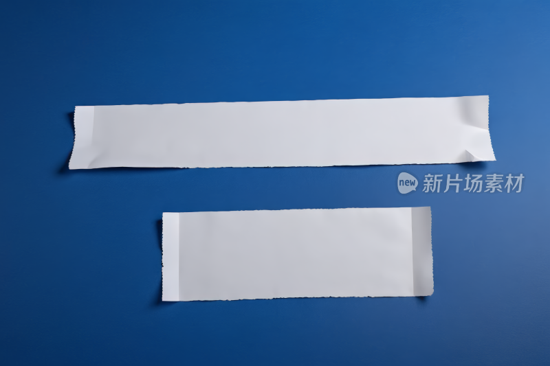 一套空白撕裂纸孤立蓝色背景图片