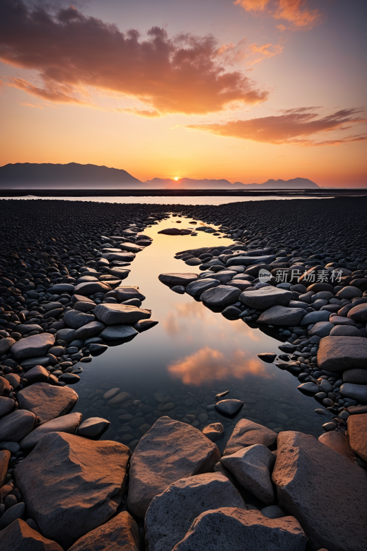 穿过岩石海滩的河流的景观高清风景图片