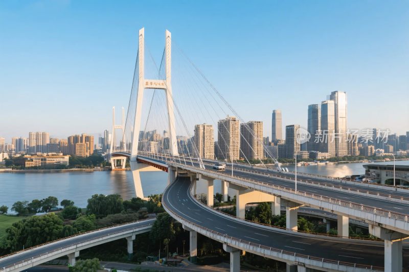 城市跨江大桥景观