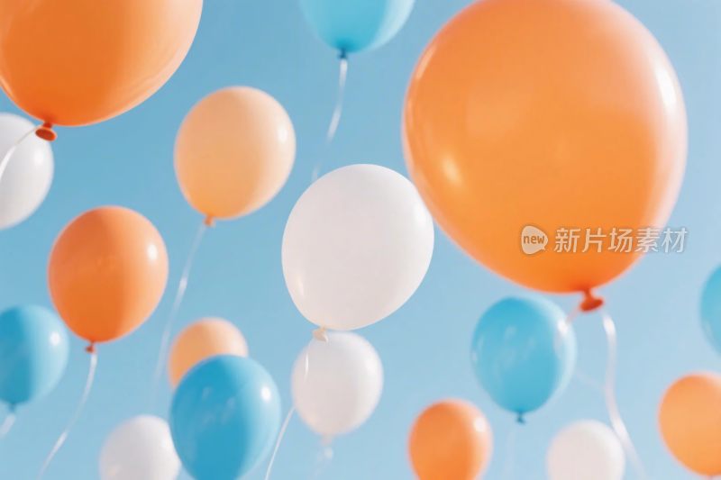 彩色气球飘向蓝天