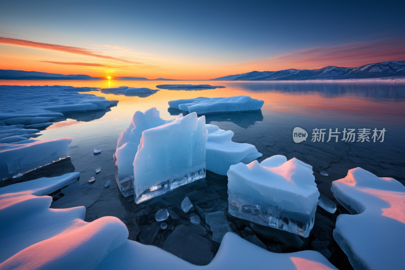 日落时分在湖岸上发现冰山高清风景图片