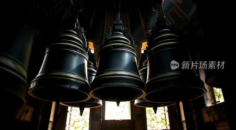 钟声回荡古老教堂中的神秘钟铃