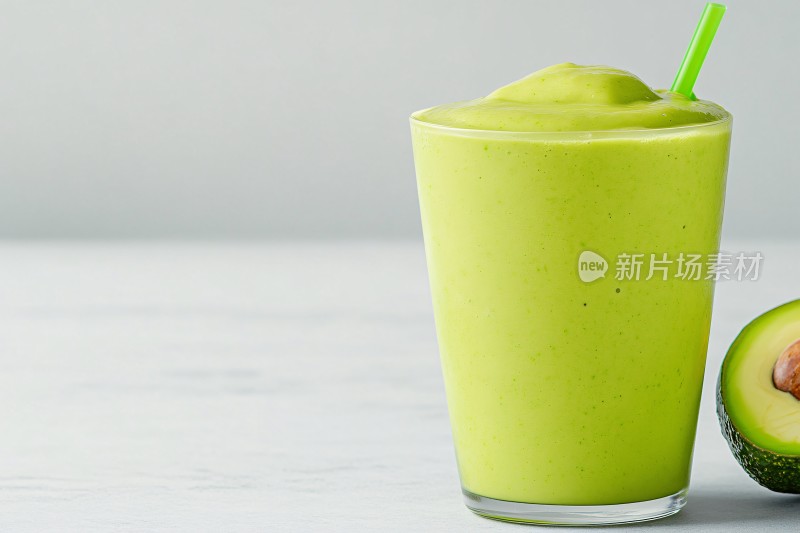 绿色牛油果奶昔饮品特写