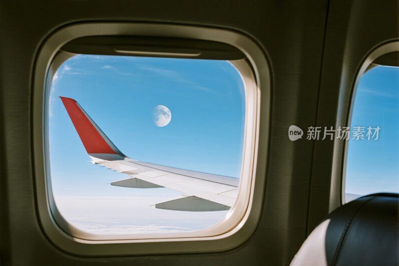 飞机舷窗看飞机尾翼蓝天