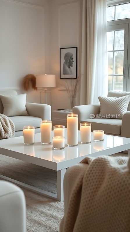 温馨客厅蜡烛点缀舒适沙发自然光线简约生活