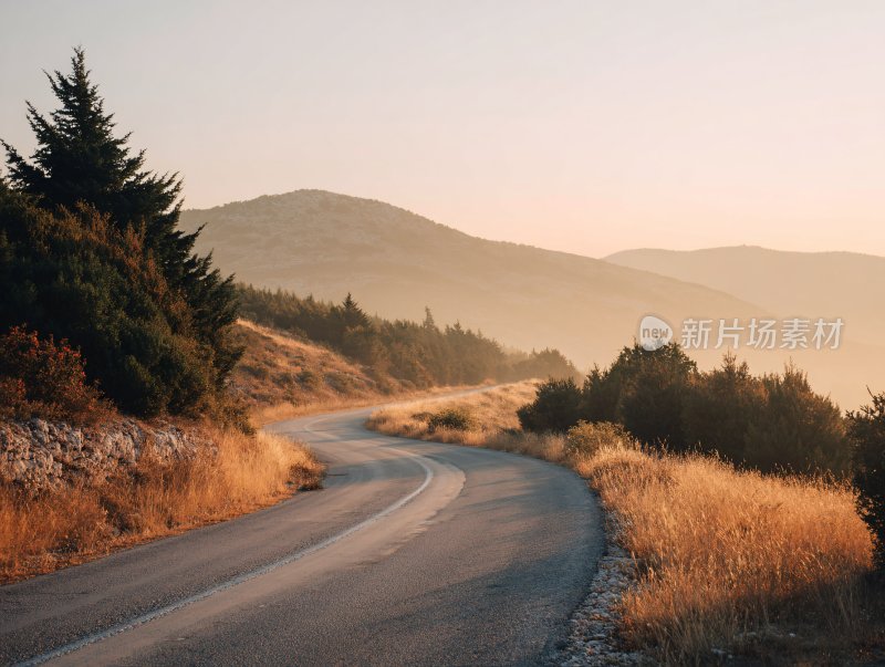 蜿蜒山间公路风景图